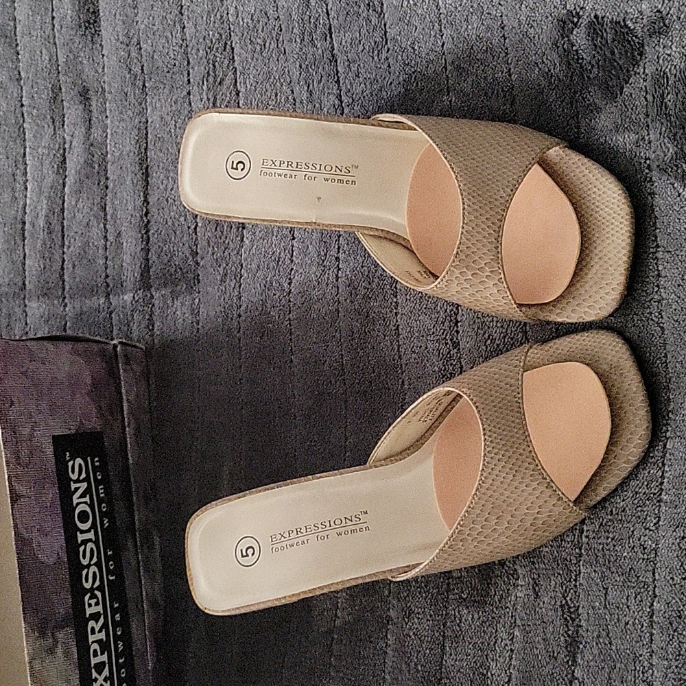 Expressions Slides, size 5, tan